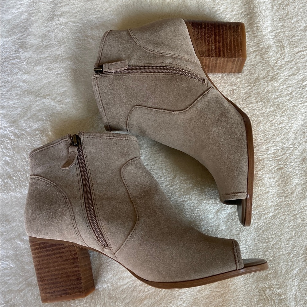 Crown Women's Ankle Boots in Taupe.